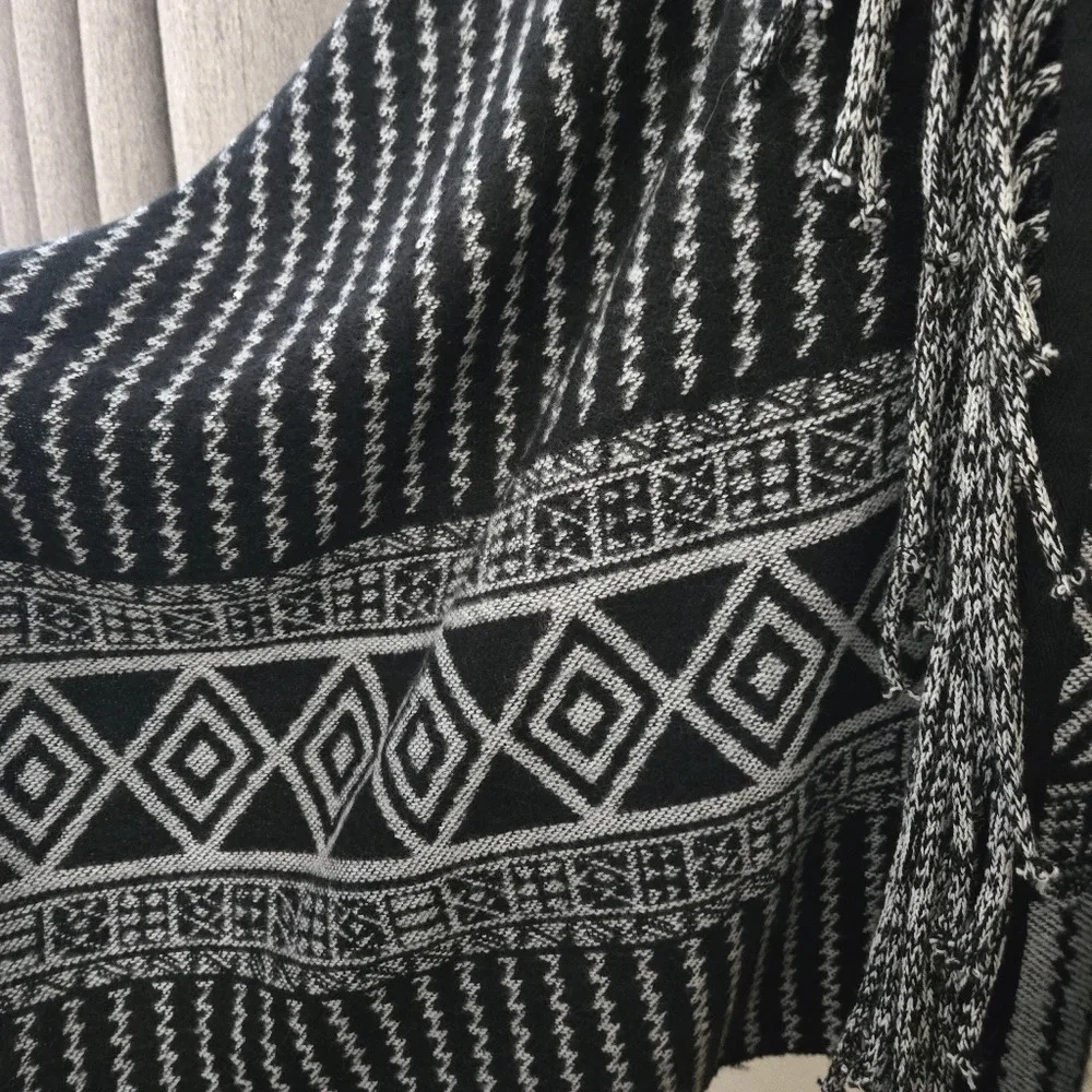 TOPSHOP Black and White Hooded Tassel Poncho one size NWT - Picture 5 of 10